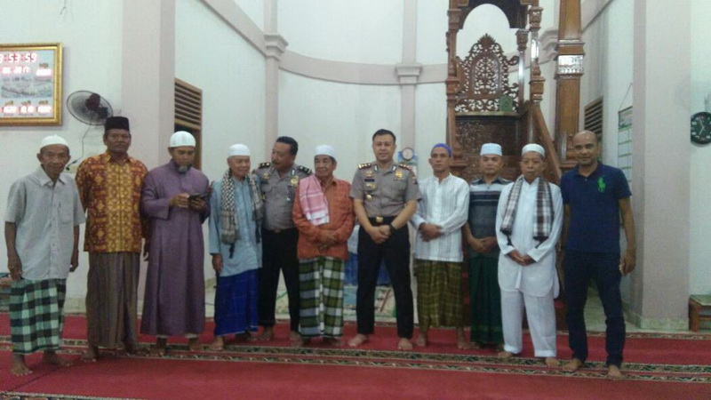 Kapolres Deni Silaturahmi Tokoh Masyarakat Desa Muara Uwai Penuh AKrab